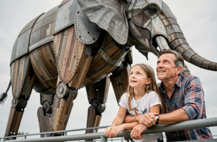 Père et enfant admirant l'éléphant mécanique des Machines de l'Île de Nantes